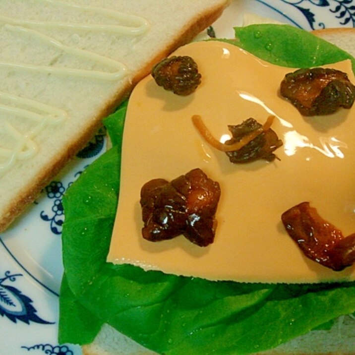 サラダ菜とチーズ、キューちゃんのサンド